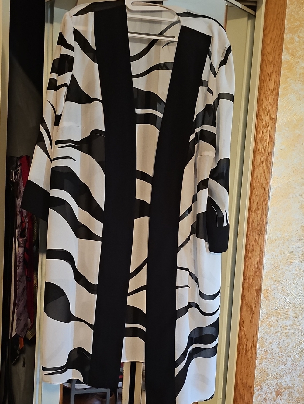 Black and White Abstract Stripe Duster